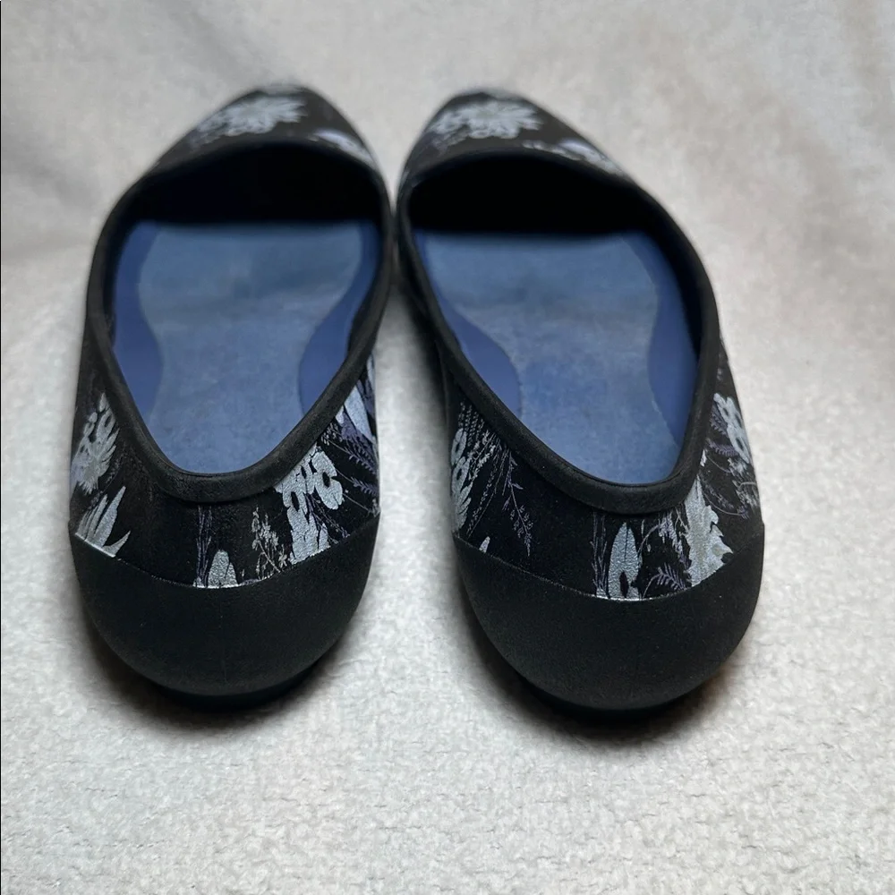 Crocs Eve Ballet Flat Size 8 Black Pointed Toe Floral Lightweight Waterproof
